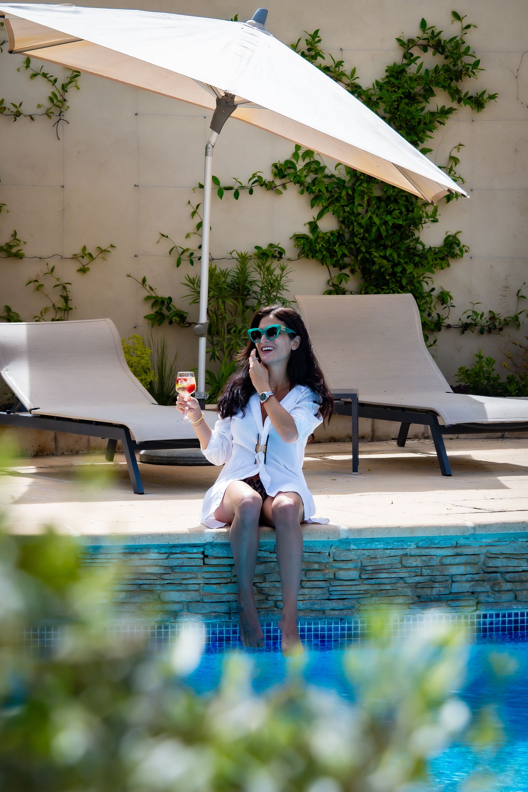 Instant art de vivre au bord d'une piscine